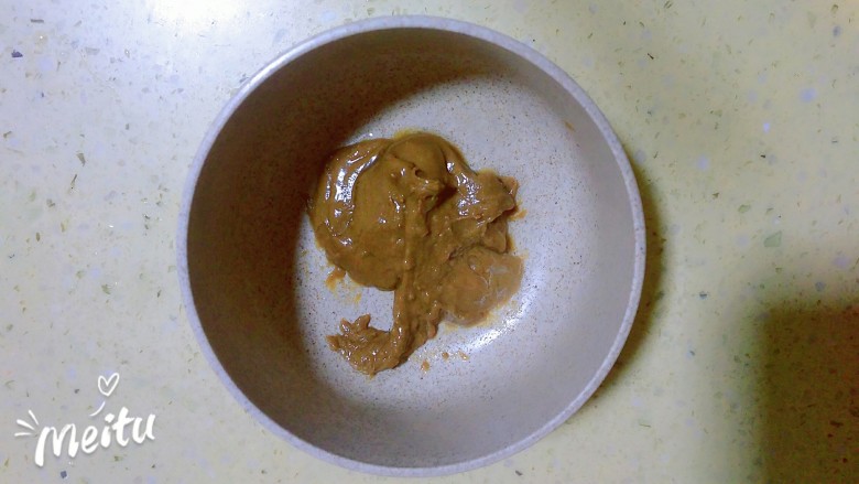 麻将拌凉皮,<a style='color:red;display:inline-block;' href='/shicai/ 122690'>麻酱</a>放碗里