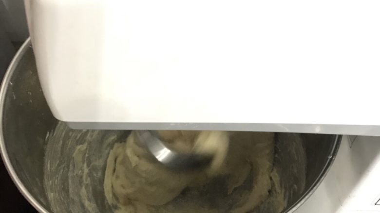 奶香绵绵白吐司,2档把黄油揉进面团,转5档
