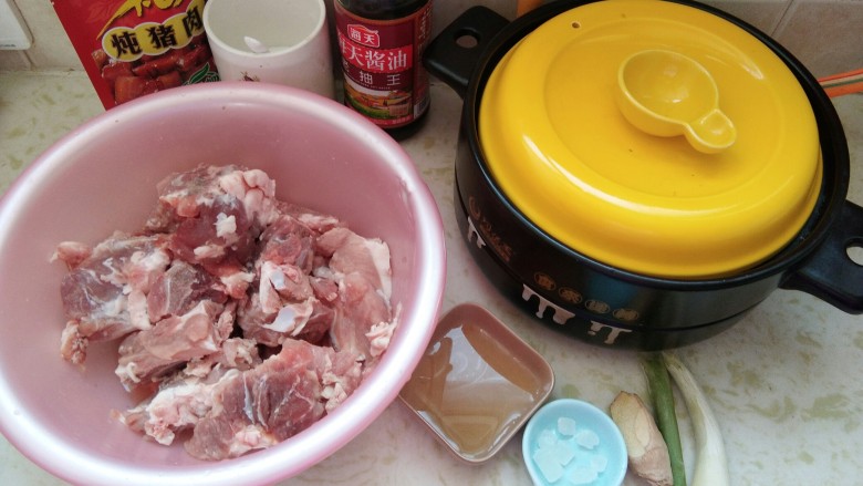 砂锅酱香脊骨,东北人就要大口吃肉,所有材料准备好。