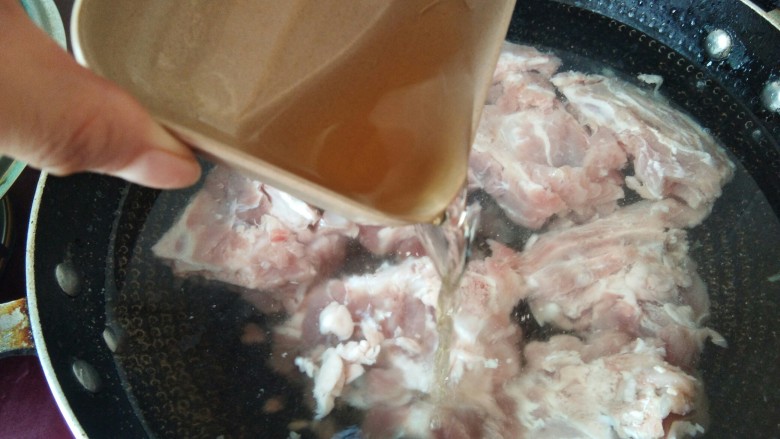 砂锅酱香脊骨,东北人就要大口吃肉,开大火,然后倒入<a style='color:red;display:inline-block;' href='/shicai/ 718'>料酒</a>。