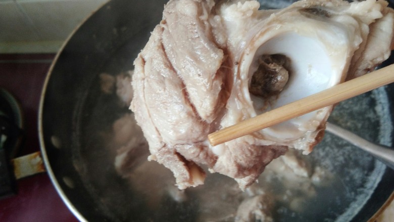 砂锅酱香脊骨,东北人就要大口吃肉,捞出猪骨。