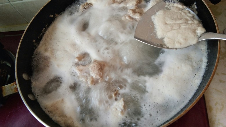 砂锅酱香脊骨,东北人就要大口吃肉,锅烧开,去除血末。