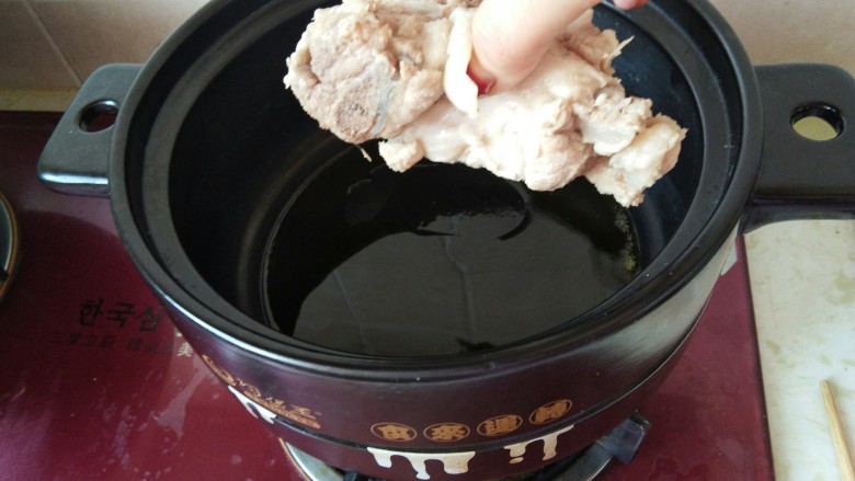 砂锅酱香脊骨,东北人就要大口吃肉,油热下入猪骨