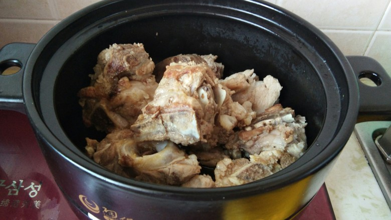 砂锅酱香脊骨,东北人就要大口吃肉,煎制脊骨两面金黄。