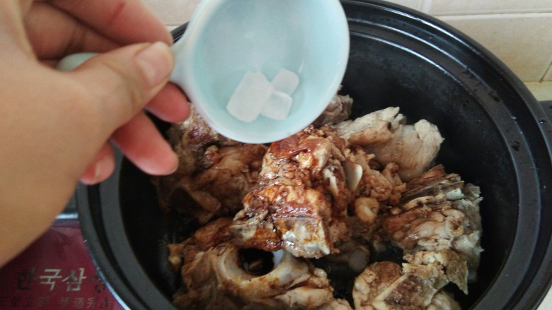 砂锅酱香脊骨,东北人就要大口吃肉,加入<a style='color:red;display:inline-block;' href='/shicai/ 866'>冰糖</a>,开始炒糖色。