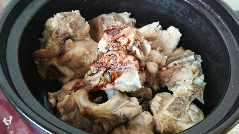 砂锅酱香脊骨,东北人就要大口吃肉,倒入<a style='color:red;display:inline-block;' href='/shicai/ 762'>老抽</a>。
