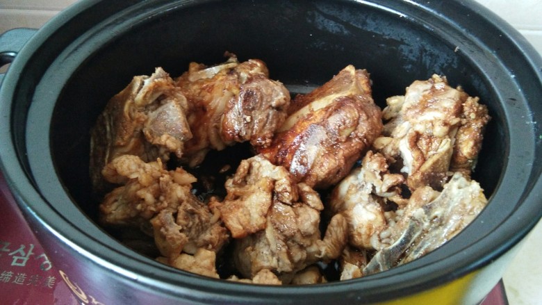 砂锅酱香脊骨,东北人就要大口吃肉,这是炒好的脊骨。