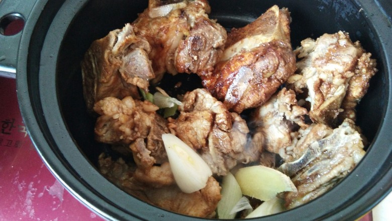 砂锅酱香脊骨,东北人就要大口吃肉,在加入葱段和姜片。