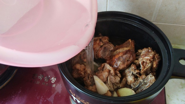 砂锅酱香脊骨,东北人就要大口吃肉,然后倒入清水。
