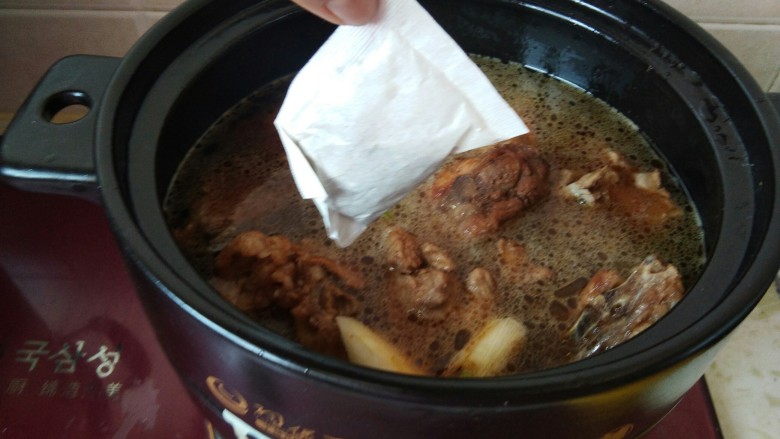 砂锅酱香脊骨,东北人就要大口吃肉,水没过脊骨,加入炖肉料包。