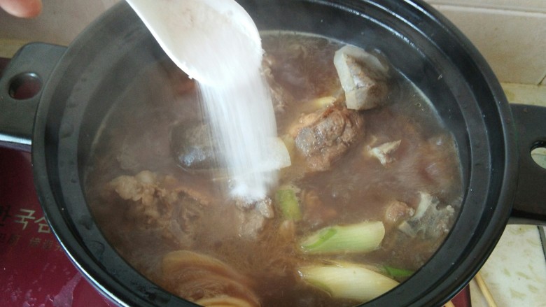 砂锅酱香脊骨,东北人就要大口吃肉,锅开倒入盐。