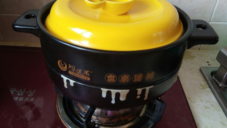 砂锅酱香脊骨,东北人就要大口吃肉,盖上盖子,大火烧开。