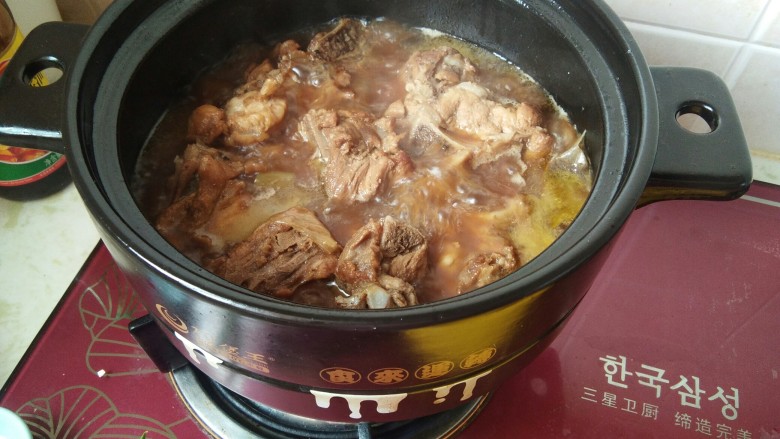砂锅酱香脊骨,东北人就要大口吃肉,继续大火烧开。