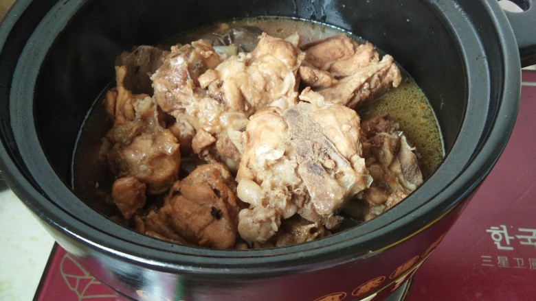 砂锅酱香脊骨,东北人就要大口吃肉,直到炖干汤,肉香味飘出,有点骨肉分离的感觉。