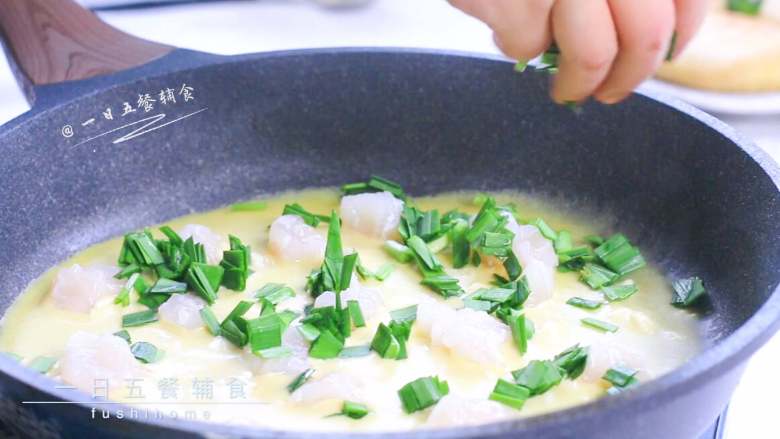 韭菜龙利鱼饼,迅速加入龙利鱼,再撒上韭菜。放晚了,面凝固了,鱼和韭菜就不能“镶嵌”在面上,不能镶嵌孩子拿着菜容易掉落。
>>无小刺的银鳕鱼、三文鱼都可以,虾也可替换鱼。不喜欢韭菜味换成任意绿叶菜,不过韭菜饼真的很香。