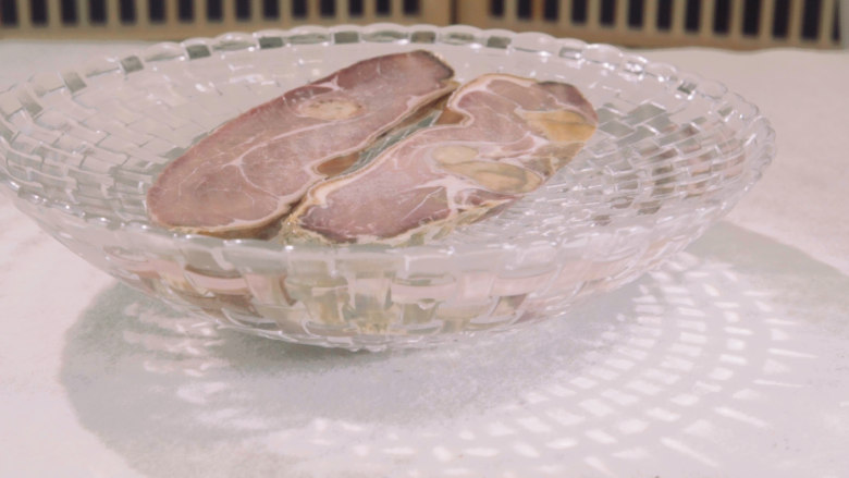 【清·蜜炙火方】行色匆匆的日子里,用时间交换一份舌间真味,金华火腿上方部位以清水浸泡两小时;
