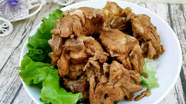 砂锅酱香脊骨,东北人就要大口吃肉,我们这里吃这种骨头一般就直接上手了。