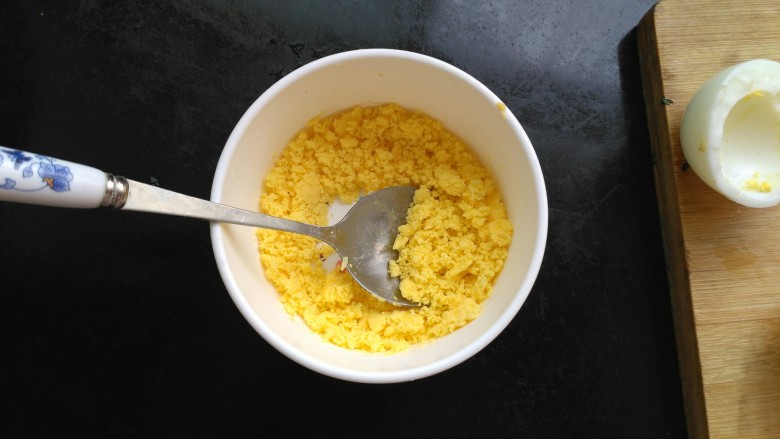 虾蓉土豆泥,熟鸡蛋取出蛋黄,用勺子碾压碎