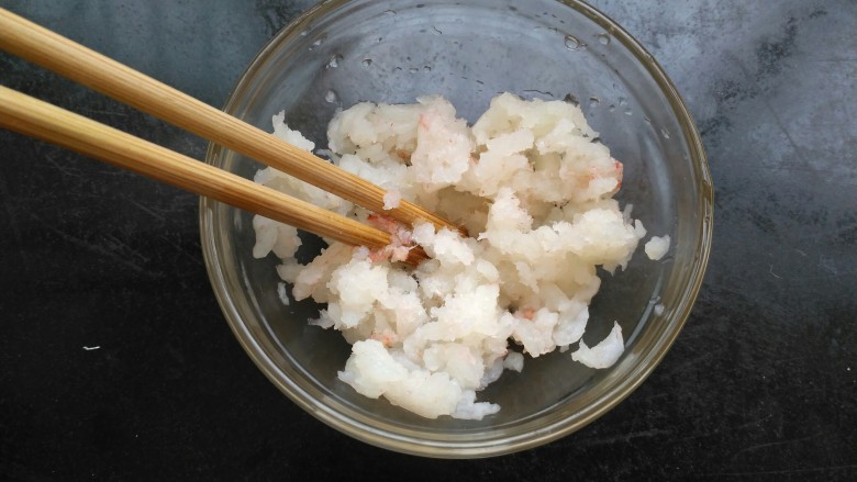 虾蓉土豆泥,磷虾肉取出切一块解冻,解冻好的虾肉用筷子拨散