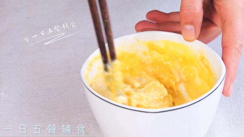 韭菜龙利鱼饼,70克牛奶都加入70克面粉中搅匀,2个蛋黄也加入搅匀(1岁以上可加1克盐)。
>>牛奶和鸡蛋的量不是必须这样,可以自己调节,比如全部用蛋液,全部用牛奶、椰奶,或者希望奶味重些、家里刚好有淡奶油也可加点。