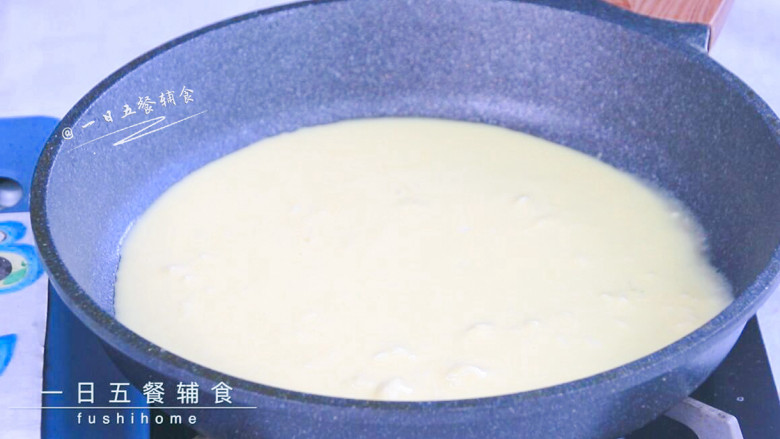 韭菜龙利鱼饼,平底不粘锅小火加热,不倒油,面糊倒入,迅速晃匀。
>>不粘锅效果好的完全不需要油,如果不粘效果不怎么好了,要少刷油。