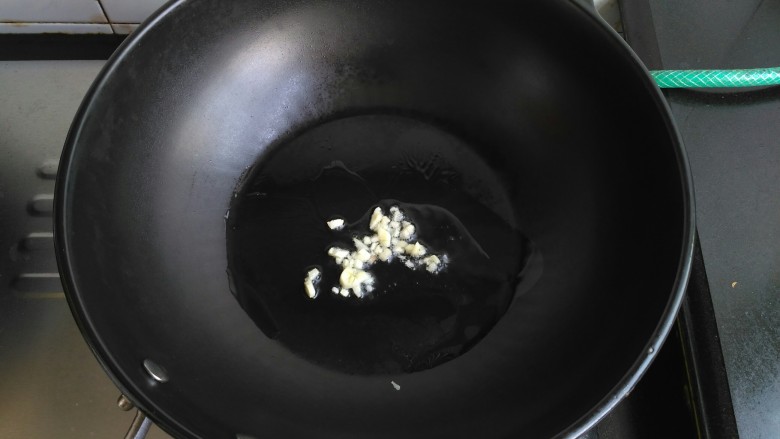 虾蓉土豆泥,起锅放少许油,拍个小蒜瓣放油锅爆香