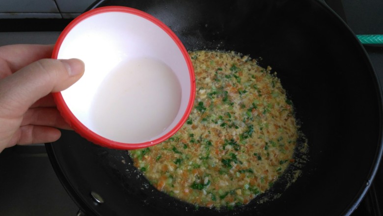 虾蓉土豆泥,取一小勺淀粉用水化开,倒入锅里勾芡