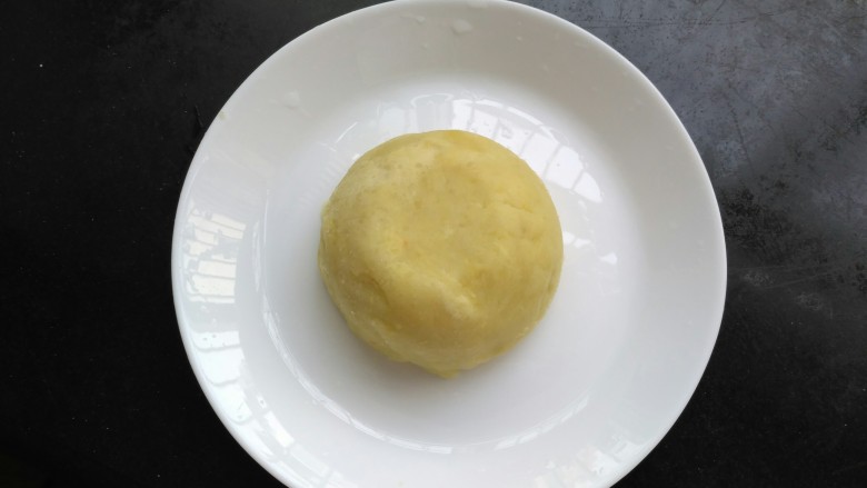虾蓉土豆泥,土豆泥装入小碗里,倒扣在盘子上