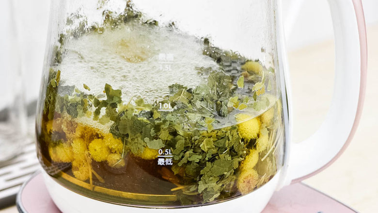 黄痰、浓鼻涕、风热感冒喝桑菊饮,全部一起放入,倒入水。煮15分钟。