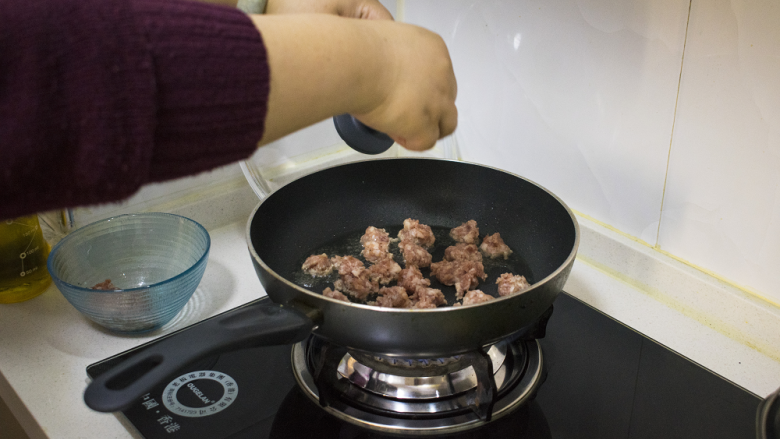 香酥肉末生菜卷,锅中倒入比平时多一点油,用手将肉泥尽量捻开放入锅中(全程大火)。