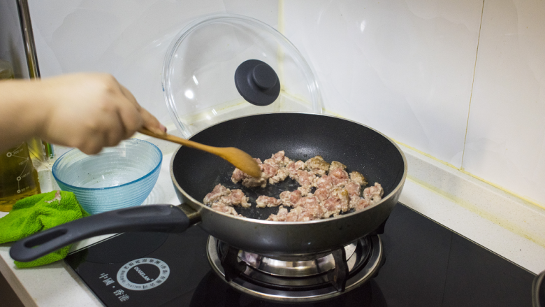 香酥肉末生菜卷,用勺子将大块的肉弄散