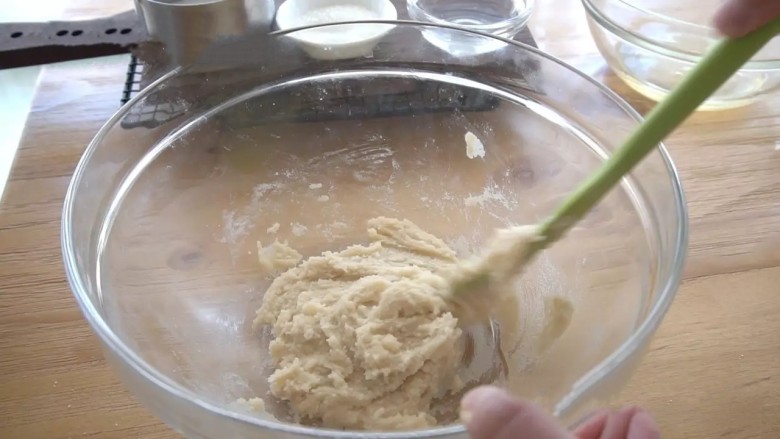 意式抹茶马卡龙,用按压的方式将蛋清A、杏仁粉、糖粉混合均匀,盖上保鲜膜,备用