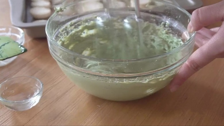 意式抹茶马卡龙,抹茶夹心内馅:将抹茶粉用水溶解开,和软化的奶油奶酪、软化的黄油、糖粉一起混合,中高速搅打2分钟左右,得到轻盈蓬松、细腻的夹心