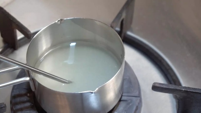 意式抹茶马卡龙,糖水:将细砂糖A和水混合均匀,小火加热,放入温度计(温度计不要接触到锅底)
