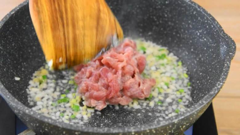 每一口都是家的味道,盖饭之王鱼香肉丝饭,别告诉我你不爱吃,把里脊肉倒入锅里炒至变色。