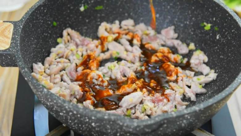 每一口都是家的味道,盖饭之王鱼香肉丝饭,别告诉我你不爱吃,倒入鱼香汁,一勺老抽上色。