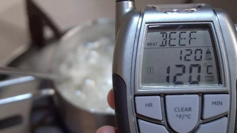 意式抹茶马卡龙,等糖水加热到120度,静置5-10秒