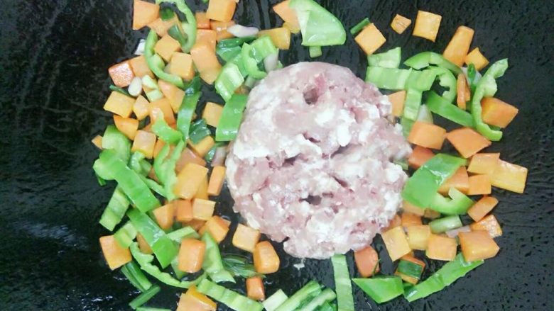 胡萝卜青椒肉末汁拌粉,最后加入肉末煎一下