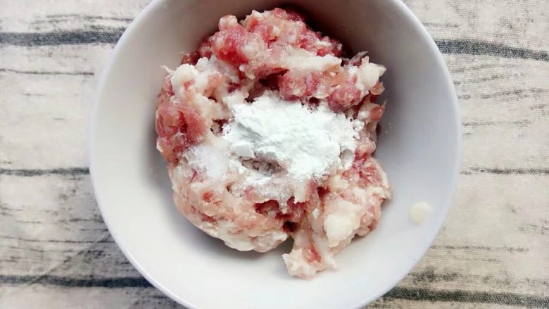 胡萝卜青椒肉末汁拌粉,搅拌好的<a style='color:red;display:inline-block;' href='/shicai/ 442'>肉末</a>加入一勺<a style='color:red;display:inline-block;' href='/shicai/ 512'>玉米淀粉</a>