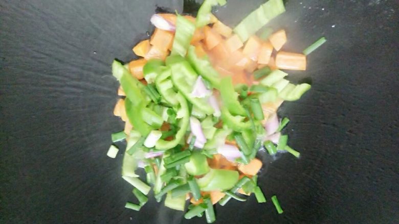 胡萝卜青椒肉末汁拌粉,胡萝卜炒一分钟后再加入葱和青椒翻炒
