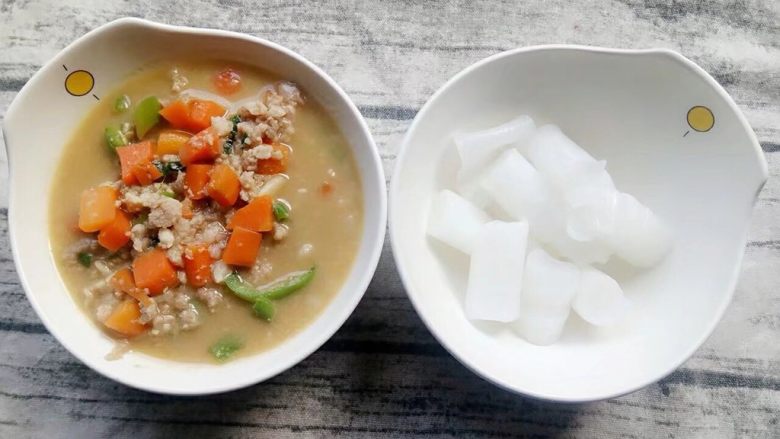 胡萝卜青椒肉末汁拌粉,煮好装碗,粉也装些在碗中