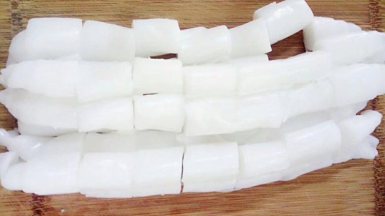 胡萝卜青椒肉末汁拌粉,粉切小块