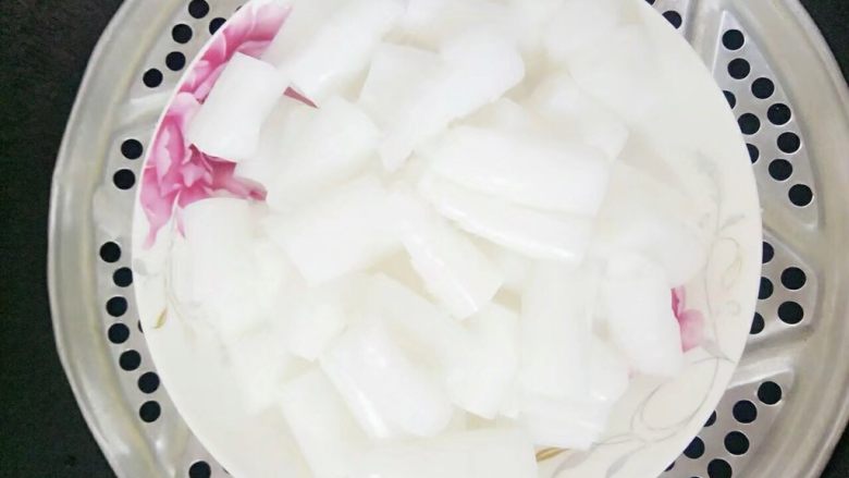 胡萝卜青椒肉末汁拌粉,锅里水开放入粉蒸熟