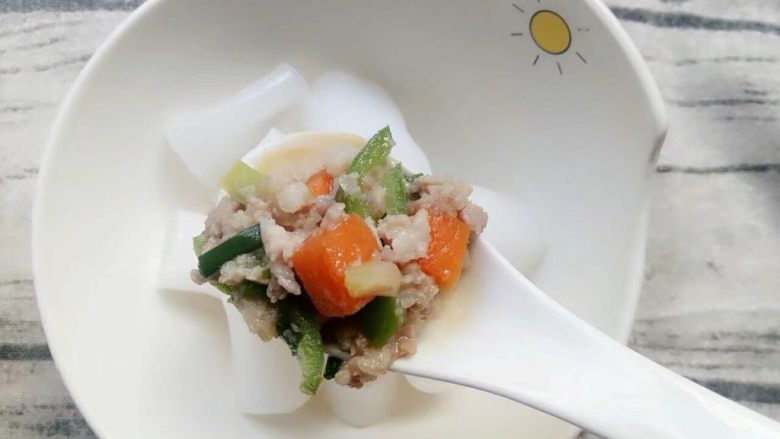 胡萝卜青椒肉末汁拌粉,吃的时候将红绿肉末汁淋上粉