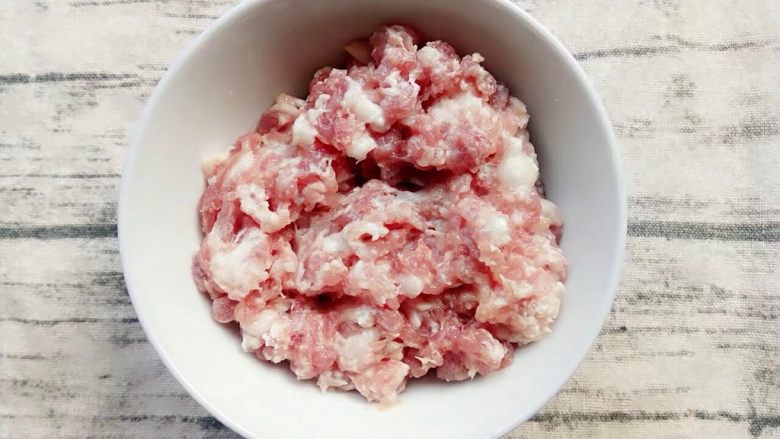 胡萝卜青椒肉末汁拌粉,玉米淀粉和肉末搅拌均匀