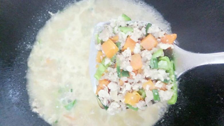 胡萝卜青椒肉末汁拌粉,煮开后的食材搅拌几下