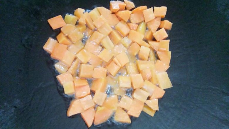 胡萝卜青椒肉末汁拌粉,锅里油热放入胡萝卜炒