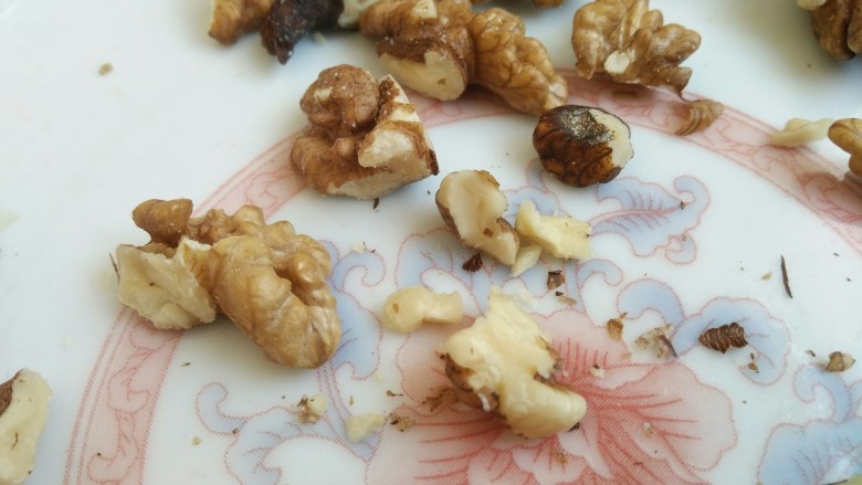黑芝麻核桃乳,烤好的核桃仁是可以去皮的,但是我们不用去皮