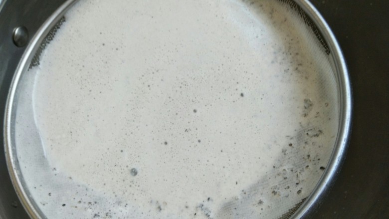 黑芝麻核桃乳,我们要用一个滤网,过筛