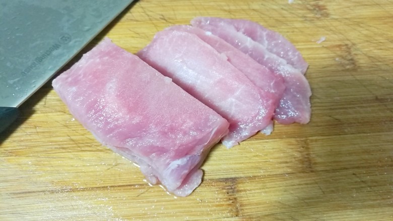 鱼香肉丝,里脊肉冰箱冻硬一下,切成薄片后。